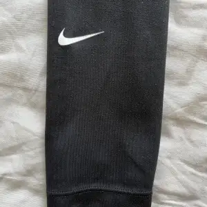 Ett par snygga tights från NIKE. Använda men i fint skick. 