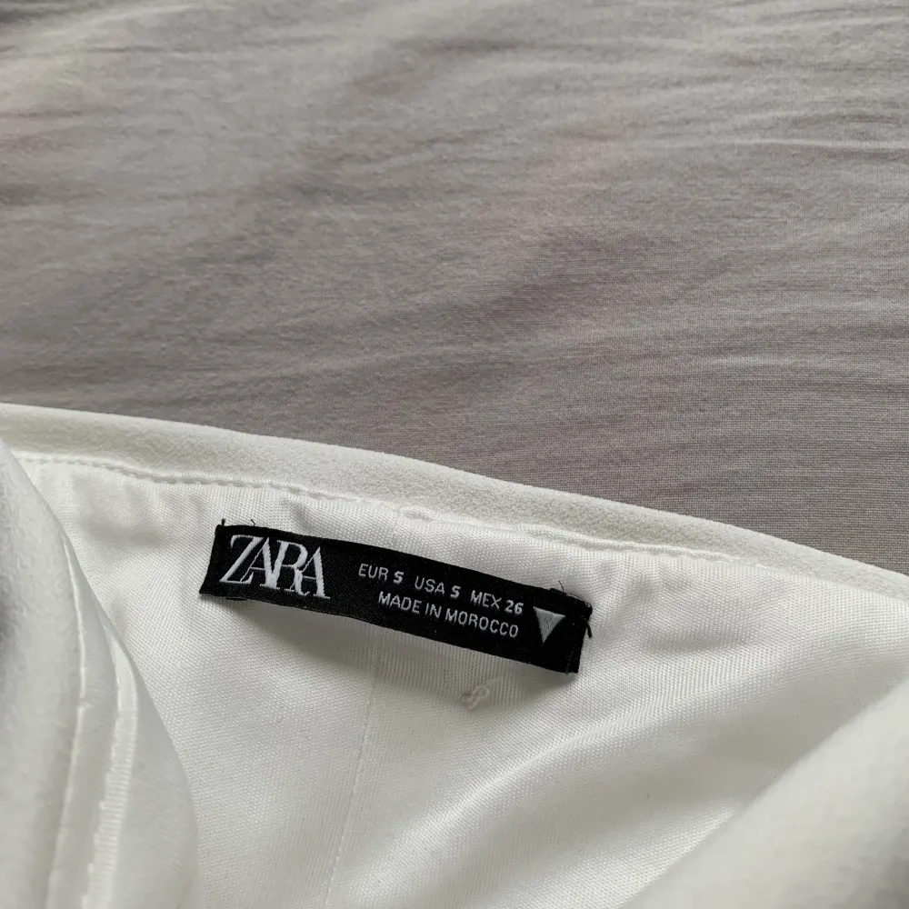 Säljer denna fina Zara korsett topp eftersom den är för stor på mig tyvärr. Aldrig använd och är i helt nytt skick! (Köparen står för frakt). Yläosat.