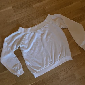 Off shoulder tröja - Off shoulder tröja, använd sparsamt.