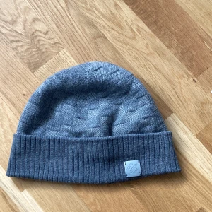 Louis Vuitton mössa  - Säljer denna lv mössa då vintern är slut. 