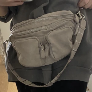 Väska ifrån Gina tricot  - Fin väska ifrån Gina tricot! Fint skick.. gratis frakt! 