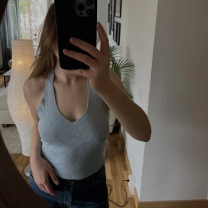 Blå topp - Blå stickad topp med halterneck. Köpt förra sommaren på bikbok. Använd fåtal gånger så i mycket bra skick.