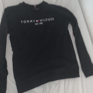 Tommy hilfiger - Detta är en knappast använd tommy hilfiger sweatshirt, väldigt skön. Nypris ca 1000kr