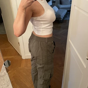 Low waist cargo - Mörkgröna cargobyxor i storlek M från Hm. Endast använda en gång. 
