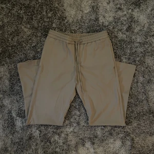 Bruna ”Zara” Kostymbyxor  - Bruna Zara Kostybyxor. Storlek S, modell är Kostymbyxa. Knappt använda, inga märken/hål/smuts och kvaliten är väldigt bra. Original Pris 400kr. Kunden betalar frakten 😚.