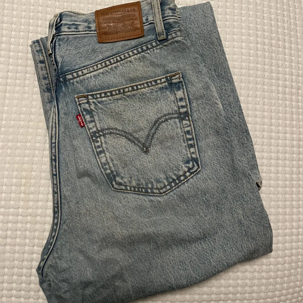 Levis jeans i modellen ribcage wide leg i storlek 28/32. Finns ett hål på sidan, nedanför knät. ❤️‍🩹❤️. Jeans & Byxor.