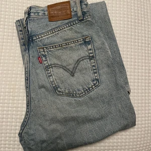 Levis jeans  - Levis jeans i modellen ribcage wide leg i storlek 28/32. Finns ett hål på sidan, nedanför knät. ❤️‍🩹❤️