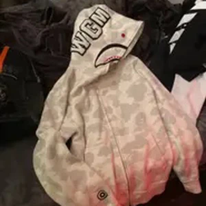 SÖKER! Vit bape hoodie - Söker denna vita bape Hoodie i storlek M! Skriv ifall du har en, helst äkta