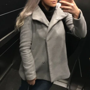 Grå VERO MODA kappa  - Supersnygg vårkappa! 💚 Passar inte mig längre🤍