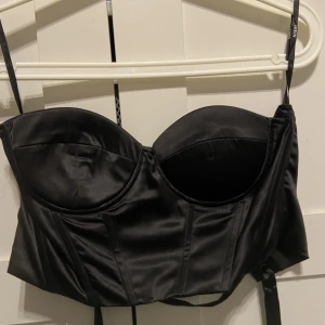 Korsett - Svart korsett med snören där bak. Aldrig använd. Storlek S/36 