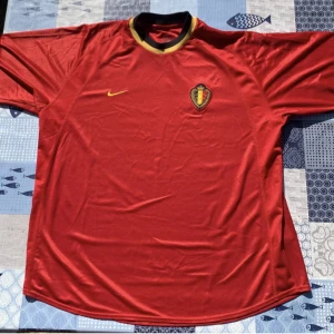 Belgien fotbollströja, 2000 - XL - Storlek: XL  Skick: 9/10 perfekt,  Belgiens Nike hemmatröja som användes i em 2000 där de lyckades slå Sverige men ändå inte gå vidare ur gruppspelet.