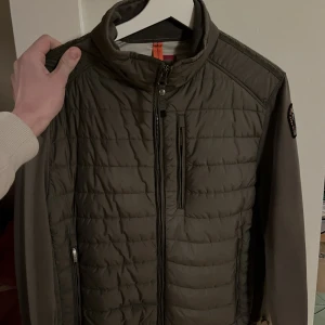 Parajumper cardigan jacka  - Säljer min parajumper cardigan i nyskick. Nypris på 3500kr. Inga defekter eller fläckar. Den är i storlek M. Kan gå ner i pris vid snabb affär.  Kan mötas i Stockholm.