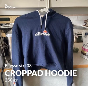 Croppad blå hoodie - Ellesse