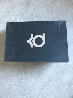 Basket skor - Använda kd 14 Crimson. Inga skador nästa som nya. Box finns med.