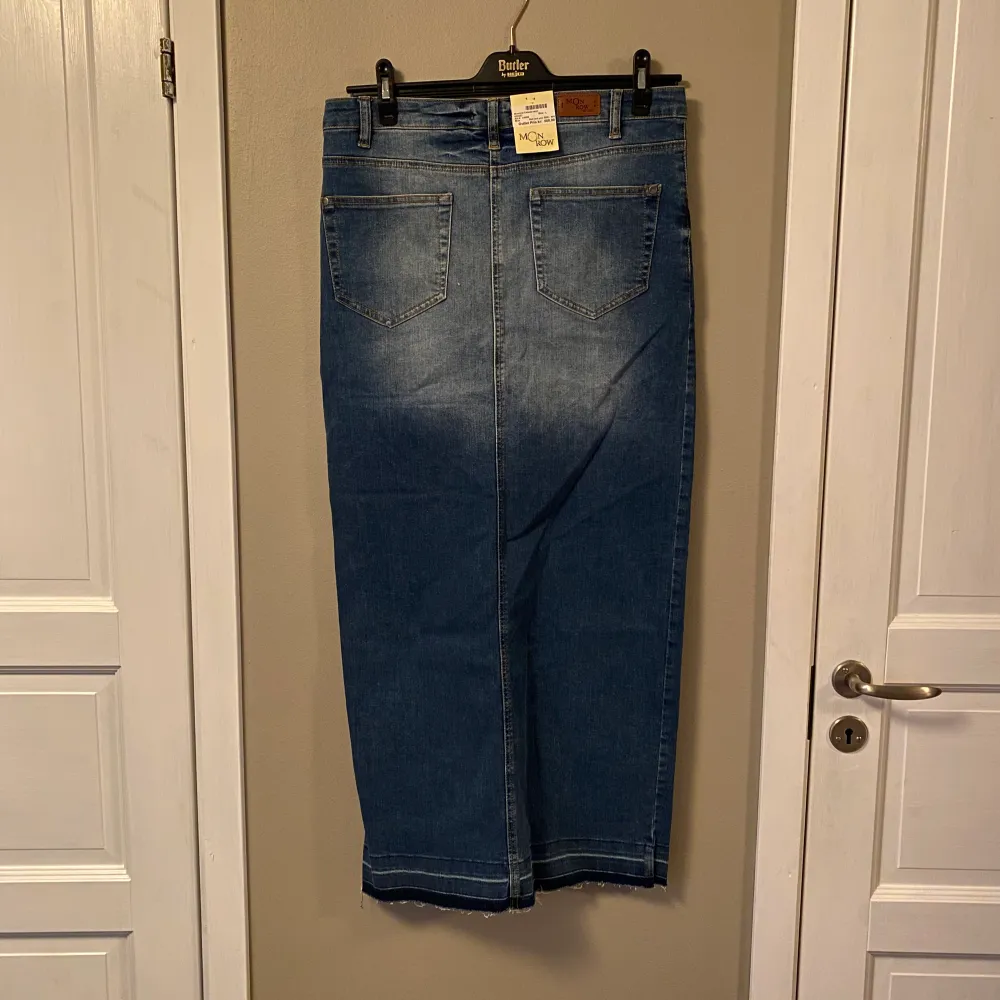 ny oanvänd monrow jeans kjol nypris 1000:- vid intresse kan fler bilder skickas . Kjolar.