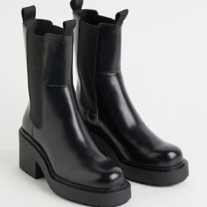 Chunky Chelsea boots  - Supersnygga Chelsea boots med chunky klack. Endast använda en gång utomhus. 