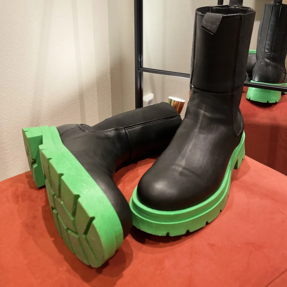 🌸Superfina Chelsea boots från ”Topshop” i grön och svart! Ankel bootsen är i storlek 39, höjden på klacken 5 cm och hela bootsen 24 cm!💞 🌸Superfina och i bra skick! Passar till allt!  🌸Kontakta vid frågor!!🌸💞. Skor.