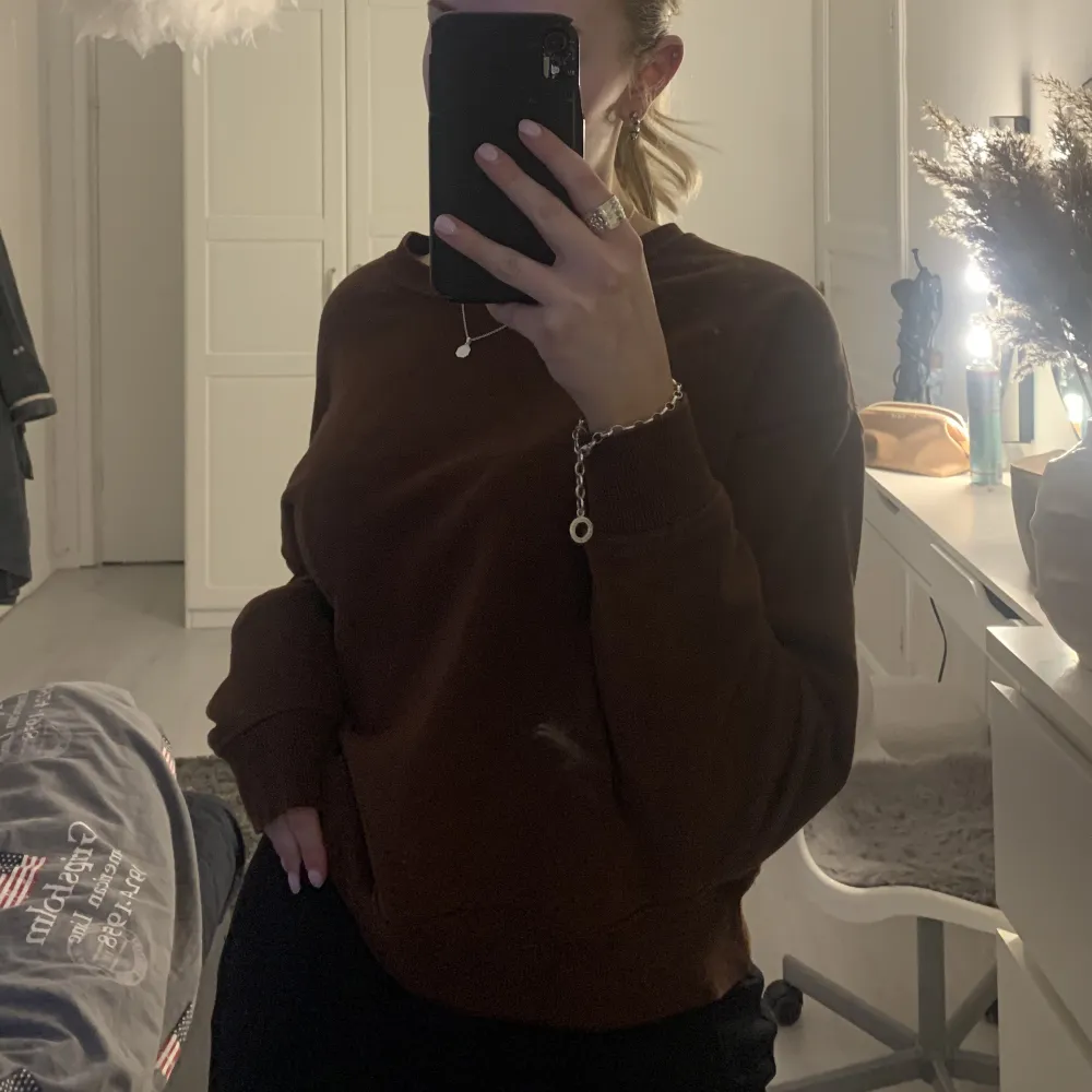 Sweatshirt från Pull&Bear i storlek M. Färgen är lite rödare i verkligheten än det uppfattas på bild, men är man intresserad så kan jag skicka ytligare bilder🌼. Tröjor & Koftor.