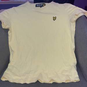 Säljer nu denna super fina Lyle & Scott t-shirten då den tyvärr blivit för liten och inte heller kommer till användning. Den är storlek S, men passar också en XS.  Ordinarie pris är 350, säljer för 150