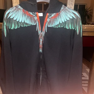 Marcelo Burlon zip hoodie - Knappt använd Den är köpt från NK och jag säljer den för att den är för stor i storleken. Passar bäst om du har L