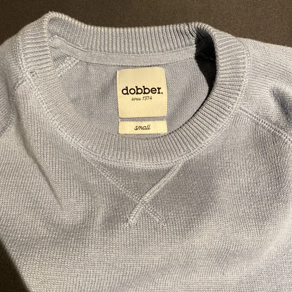Säljer min skitsnygga tröja från märket Dobber, köpt på MQ. Den är i färgen ljusblå och storlek S. Den är i väldigt bra skick och har bara använts ett fåtal gånger. Skicka dm för frågor eller fler bilder . Stickat.