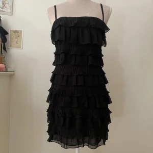 MiniKlänning  - Svart miniklänning från H&Ms gamla kollektionen troligtvis från 2000-talet som tyvärr inte passade mig😩💗