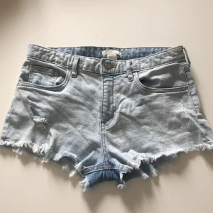 jeansshorts  - jättefina shorts men kommer tyvär inte till användning längre då jag inte har den stilen kvar! dragkedja och allt funkar som det ska! 💘