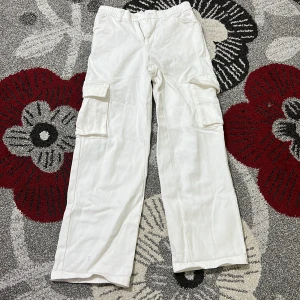 Säljer de här cargo byxorna. Storleken på de är mellan XS och S. Säljer den eftersom jag tar inte på mig de för de är inte min klädstil. Kommer att tvätta de innan jag fraktar. Har inte använt de så mycke så det är inga problem med de. - Säljer de här cargo byxor. De är vita. Inte använt de så mycke🤍