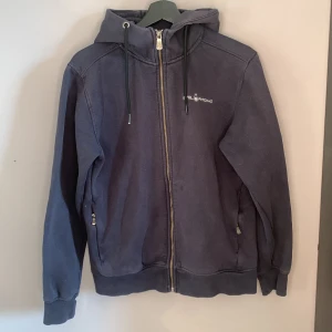 Sail racing hoodie blå - Blå sailracing hoodie i nytt skick                       Köptes för några veckor sen för 1200;- men har aldrig använt så därför tänkte jag sälja den