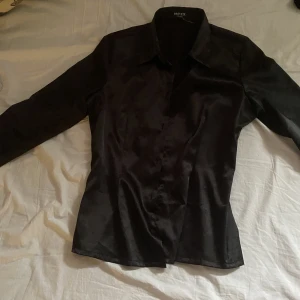 Silkes skjorta  - Silkes skjorta från Mexx, bra skick och sitter bra på kroppen!!