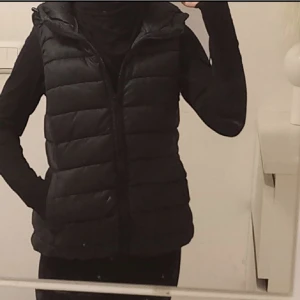 Svart väst från Nelly🫶🏻 - Svart väst från Nelly i strl S, fungerade kedja och är nästan helt ny!🫶🏻💕