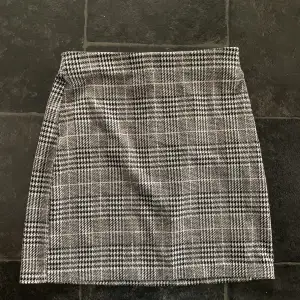 Fin kjol från hms divided, köpt för något år sen men har inte används så mycket. perfekt till sommaren