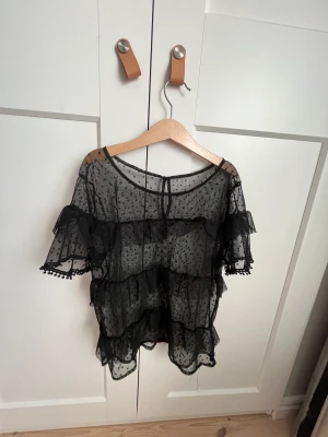 Blus - Skit snygg blus som köptes på Lucca i Stockholm för något år sen säljer för 250kr vid snabb affär 235kr ❤️❤️