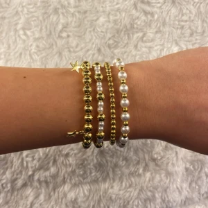 Pärlarmband  - Dessa på bilden kostar från 28-35kr styck. Hör av er för mer exakt info, frifrakt vid köp av 4 annars ligger frakt på 15kr💕