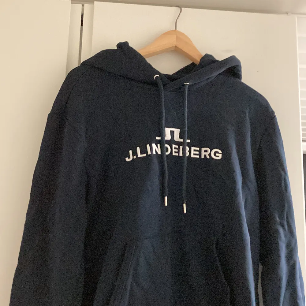 J.lindberg hoodie. Säljer den för att den är inte min storlek eller smak. Den är skön och bra skick.. Hoodies.