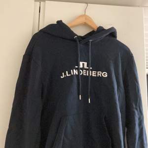 J.lindberg hoodie. Säljer den för att den är inte min storlek eller smak. Den är skön och bra skick.