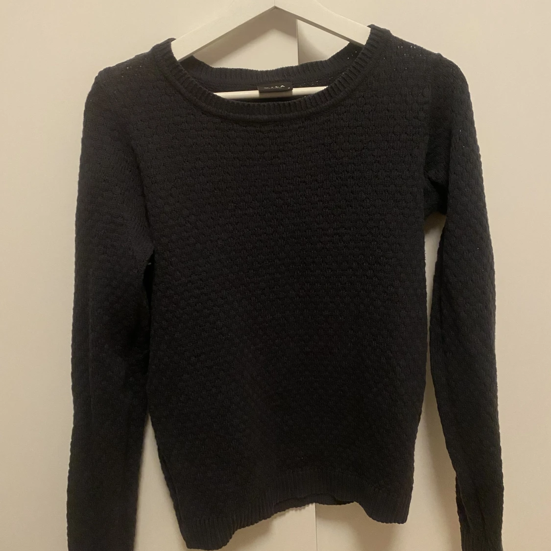 Bubbligt stickad långärmadtröja