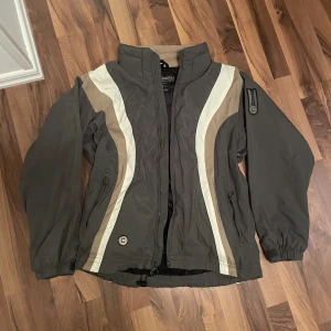 Gorpcore Jacka - Superfin jacka, perfekt att ha när de varmare månaderna kommer. Luftig och stor och super snygg för den som söker en ”Gorpecore-look”. Köpt second hand. Något mer grön i verkligheten