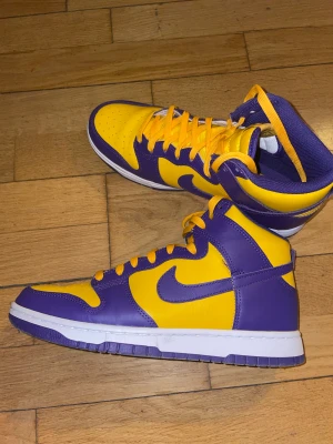Lakers dunks mid nike - Har använts en gång cres skyd ingår 