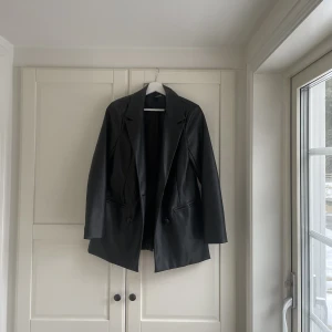 Läder blazer - Skitsnygg läder blazer från Missguided, inga defekter. Köpt för 700kr☺️