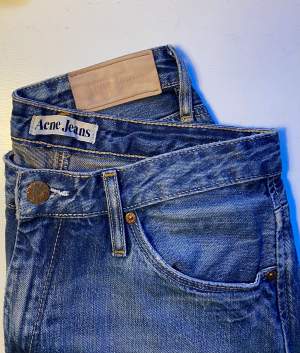 Hej, säljer ett par Acne jeans i riktigt gott skick, strl 27:32 och riktigt skön passform, nypris runt 2000 kr, 