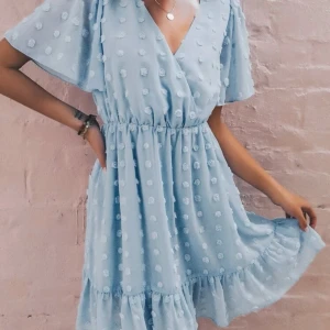 Ljusblå klänning i storlek S - Jättefin sommarklänning från Shein i stolen S. Ljusblå och sommrig. Endast använd EN gång. Inköpspris: 299