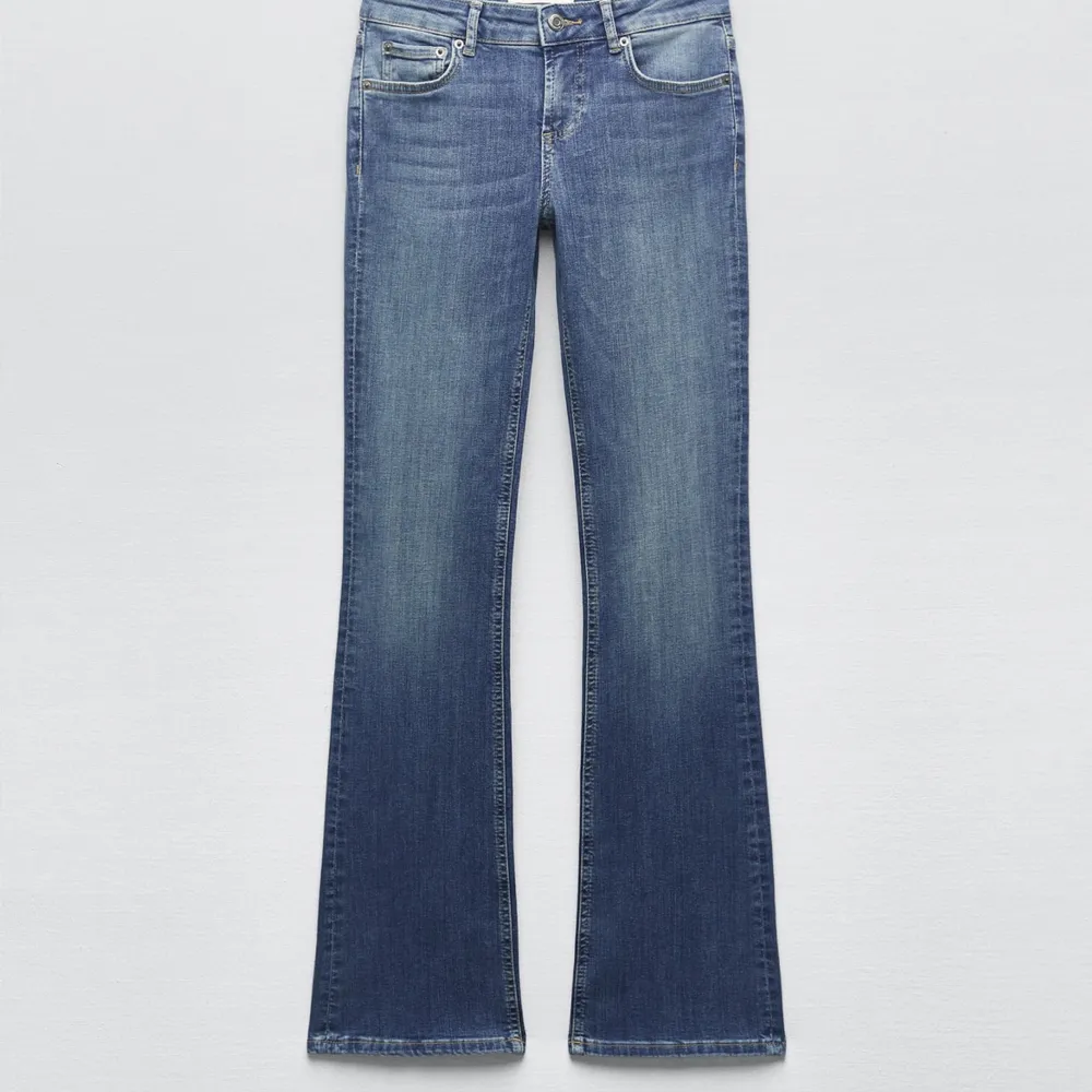 Low waist jeans från zara använder 2 gånger säljer då dom är förstora . Jeans & Byxor.