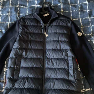 Moncler cardigan 2022 modell - Moncler cardigan från 2022  Väldigt ny och fräsch! Storlek medium. Kvitto finns kvar!  Helt fel fri och i toppskick. Finns i centrala Stockholm 