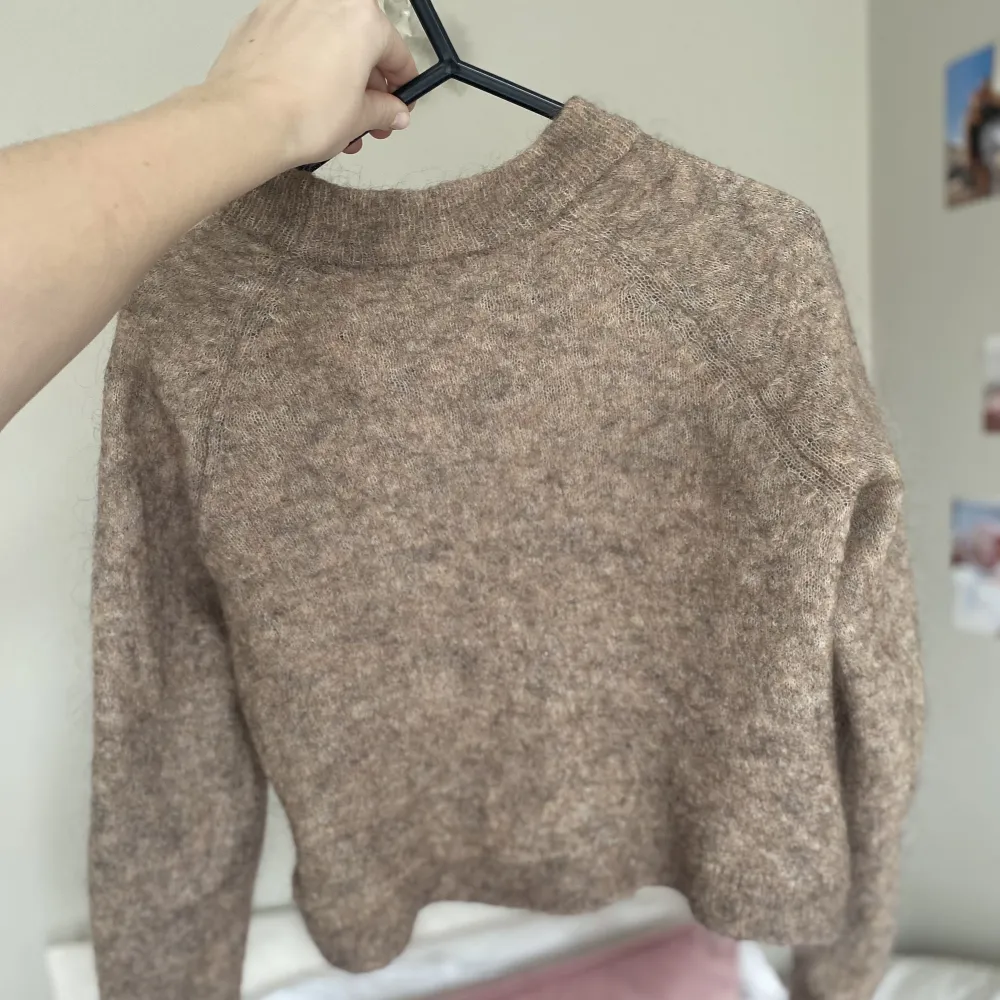 En tjock tröja som tyvär krympt lite i tvätten, är numera en XS/XXS istället för en S💫. Tröjor & Koftor.