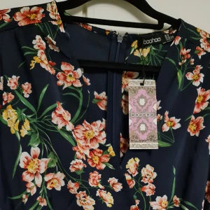 Klänning ny med etikett  - Klänning från bohoo etikett sitter kvar