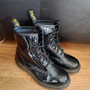 Lack boots de Martens  - Lack kängor av de martens Välandvända