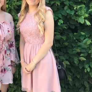 rosa klänning  - Rosa klänning med struktur på toppen 