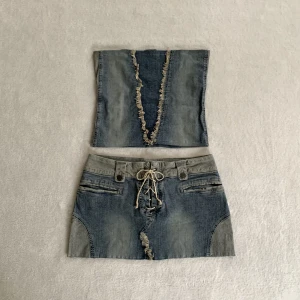 Jeans-set - Tubtopp och minikjol med snörning i jeans, från märket XX by Mexx! Var från början en långkjol som jag sydde om till två delar, står stl 40 men är som en XS/S! Kjolen har midjemåttet 76 cm och längden 29 cm ❤️‍🔥