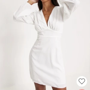 Studentklänning  - Helt oanvänd klänning som jag tänkte ha på studenten 2022 men som jag inte hade på mig. Så den är bara provad. Liten i storleken och skulle passa en medium😋